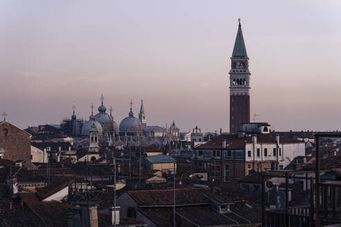 Italien, Venedig, Stadtbild mit Markus-Basilika Campanile bei Sonnenuntergang - MAUF03320