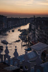 Italien, Venedig, Blick von oben auf die Altstadt und den Canal Grande bei Sonnenuntergang - MAUF03321