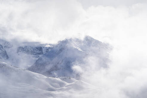 Frankreich, Hautes-Alpes, Vars, Schnee- und wolkenbedeckte Berge - DAMF00265