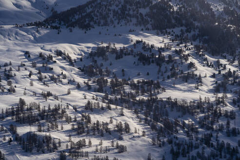 Frankreich, Hautes-Alpes, Vars, Luftaufnahme eines verschneiten Tals - DAMF00266