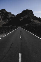 Spanien, Kanarische Inseln, Teneriffa, Abnehmende Perspektive einer leeren Landstraße im Teide-Nationalpark - SIPF02135