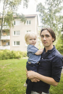 Porträt eines Mannes mit einem kleinen Jungen im Park - MASF16340