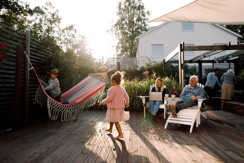 Mehrgenerationenfamilie, die am Wochenende ihre Freizeit im Garten verbringt - MASF16491