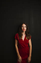 Porträt einer jungen Frau im roten Kleid - LJF01236