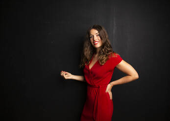Porträt einer jungen Frau im roten Kleid - LJF01239