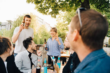 Männliche und weibliche Freunde lachen bei einem geselligen Beisammensein - MASF16544