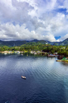 Papua-Neuguinea, Provinz Milne Bay, Alotau, Luftaufnahme von Wolken über der Küstenstadt - THAF02736