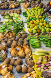 Papua-Neuguinea, Provinz Milne Bay, Alotau, Tropische Früchte werden auf dem Markt verkauft - THAF02741