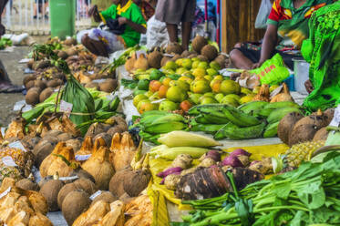 Papua-Neuguinea, Provinz Milne Bay, Alotau, Tropische Früchte werden auf dem Markt verkauft - THAF02742