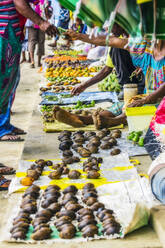 Papua-Neuguinea, Provinz Milne Bay, Alotau, Person kauft tropische Früchte auf dem Markt - THAF02743
