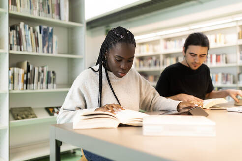 Zwei Studenten lernen in einer Bibliothek - VABF02605