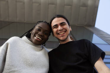 Porträt eines glücklichen jungen Paares im Freien - VABF02617
