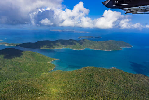 Australien, Queensland, Luftaufnahme der Whitsunday Islands - THAF02749