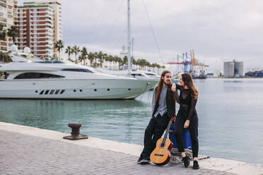 Junges Paar mit einer Gitarre am Hafen - LJF01254