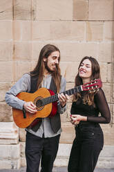 Porträt von zwei lächelnden jungen Musikern in der Stadt - LJF01258