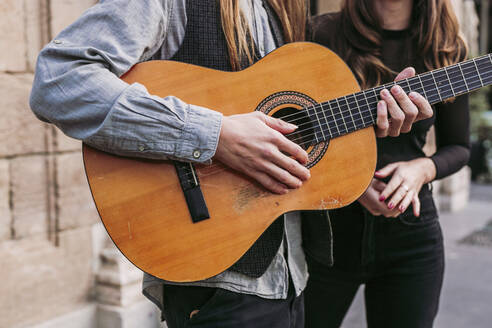 Nahaufnahme von zwei Musikern mit Gitarre - LJF01260