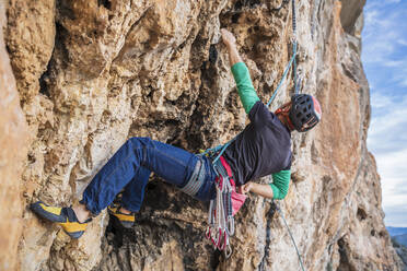 Man climbing at rock face - DLTSF00446