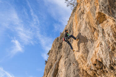 Man climbing at rock face - DLTSF00453