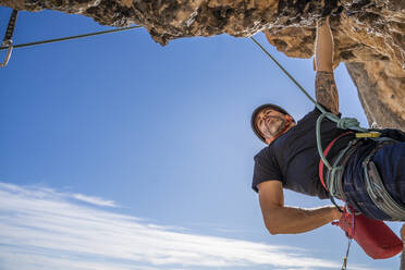 Mann klettert an Felswand - DLTSF00462