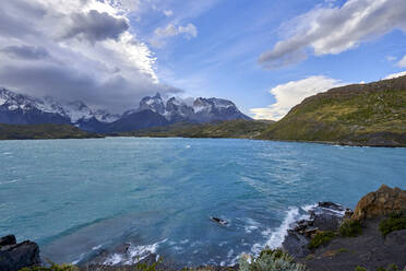 Chile, Ultima Esperanza Province, Scenic view of Lake Pehoe and Cuernos del Paine - LOMF01005