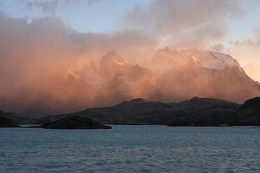 Chile, Provinz Ultima Esperanza, Pehoe-See und Cuernos del Paine in der Abenddämmerung in Wolken gehüllt - LOMF01014