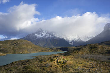 Chile, Provinz Ultima Esperanza, Wolken über einem See und abgestorbenem Wald im Torres del Paine National Park - LOMF01019