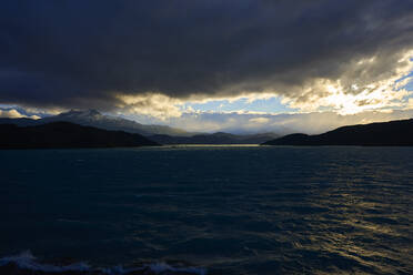 Chile, Provinz Ultima Esperanza, Gewitterwolken über dem Pehoe-See bei Sonnenuntergang - LOMF01023