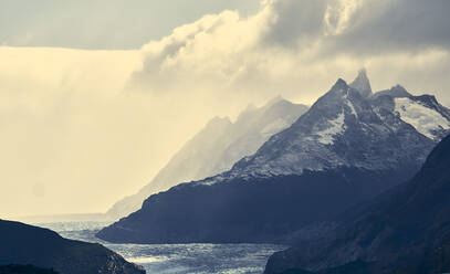 Chile, Ultima Esperanza Province, Mountains surrounding glacial Grey Lake - LOMF01025