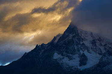 Chile, Provinz Ultima Esperanza, Cuernos del Paine bei bewölkter Abenddämmerung - LOMF01027