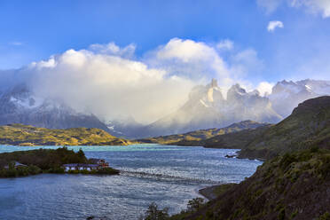 Chile, Provinz Ultima Esperanza, Lodge auf einer kleinen Insel im Pehoe-See mit den in Wolken gehüllten Cuernos del Paine im Hintergrund - LOMF01030