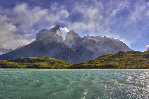 Chile, Provinz Ultima Esperanza, Türkisfarbenes Wasser des Pehoe-Sees mit den Cuernos del Paine im Hintergrund - LOMF01031