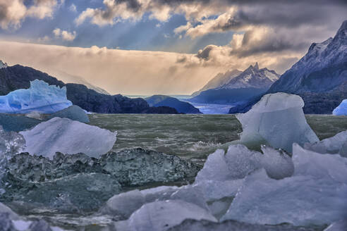Chile, Provinz Ultima Esperanza, Eis schwimmt im Grey Lake - LOMF01033