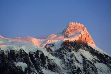 Chile, Provinz Ultima Esperanza, Cerro Paine Grande in der Morgendämmerung - LOMF01036