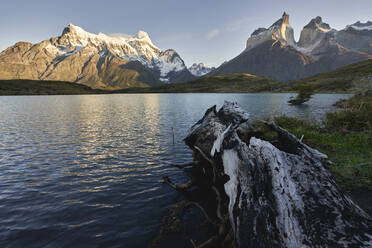 Chile, Provinz Ultima Esperanza, Nordenskjold-See in der Morgendämmerung mit Cuernos del Paine und Cerro Paine Grande im Hintergrund - LOMF01038