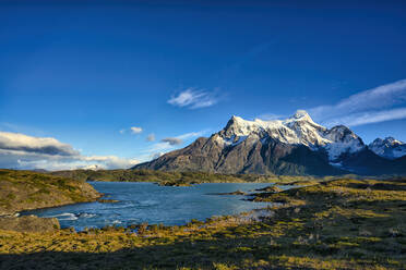 Chile, Provinz Ultima Esperanza, Blauer Himmel über dem Nordenskjold-See und dem Cerro Paine Grande in der Morgendämmerung - LOMF01040