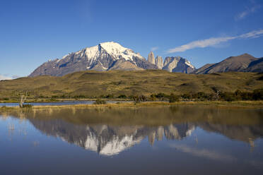 Chile, Provinz Ultima Esperanza, Torres del Paine, Spiegelung im Bergsee - LOMF01043