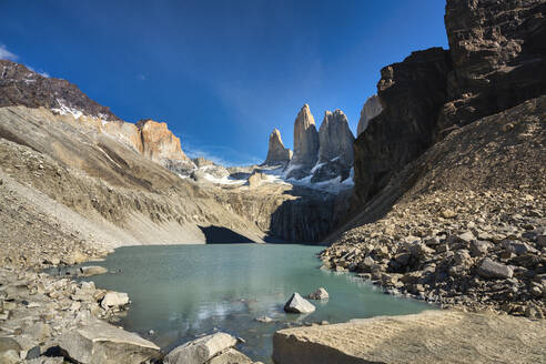 Chile, Provinz Ultima Esperanza, Blick auf einen Gletschersee mit den Torres del Paine im Hintergrund - LOMF01045