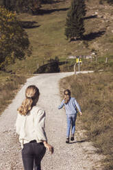 Mädchen laufen und haben Spaß in der Natur - DHEF00106