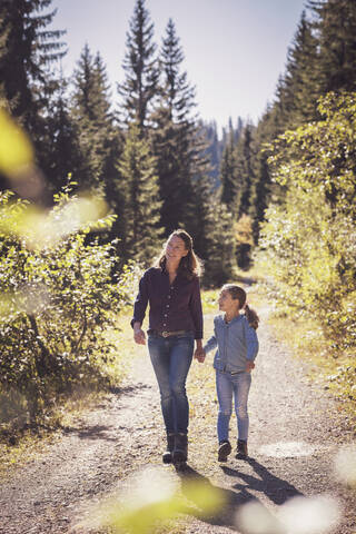 Mutter wandert mit Tochter in den Bergen, lizenzfreies Stockfoto