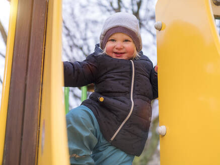 Porträt eines lächelnden Kleinkindes auf dem Spielplatz - LAF02463