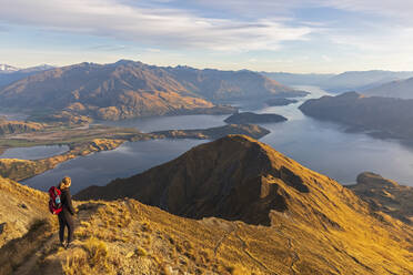 Frau steht auf einem Aussichtspunkt am Roys Peak, Lake Wanaka, Neuseeland - FOF11828