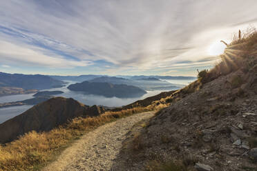 Lake Wanaka bei Sonnenaufgang, Blick vom Roys Peak, Südinsel, Neuseeland - FOF11829