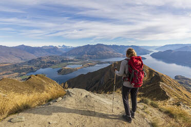 Frau steht auf einem Aussichtspunkt am Roys Peak und blickt zum Mount Aspiring, Lake Wanaka, Südinsel, Neuseeland - FOF11834