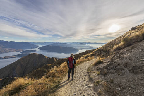 Frau beim Wandern am Roys Peak, Lake Wanaka, Neuseeland - FOF11839