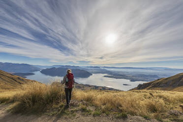 Frau beim Wandern am Roys Peak, Lake Wanaka, Neuseeland - FOF11841