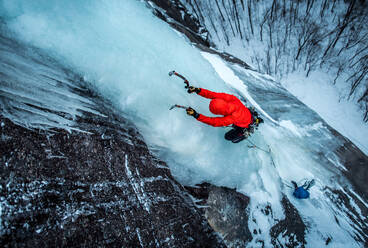 Mann beim Eisklettern an der Cathedral Ledge in North Conway, New Hampshire - CAVF74355