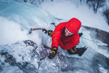 Mann beim Eisklettern an der Cathedral Ledge in North Conway, New Hampshire - CAVF74357