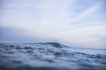 Wellen und Surfen im Baskenland Spanien - CAVF74394
