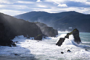 Die Küste von Gaztelugatxe im baskischen Spanien, wo Game of Thrones gedreht wurde - CAVF74408