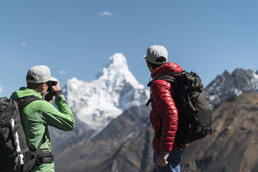 Zwei Männer mit Blick auf die Ama Dablam, Khumbu, Nepal - CAVF74454